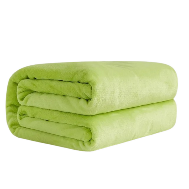 Multifärgad korallfleece filt draperad över en soffa, inbjudande till vila.