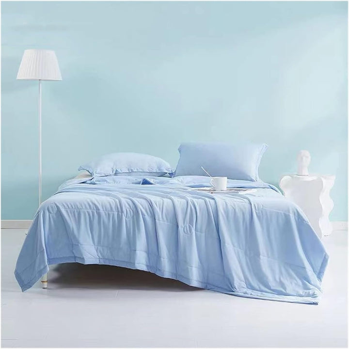 Mjuk kylfilt draperad över en soffa, inbjudande till avkoppling under varma dagar hemma.