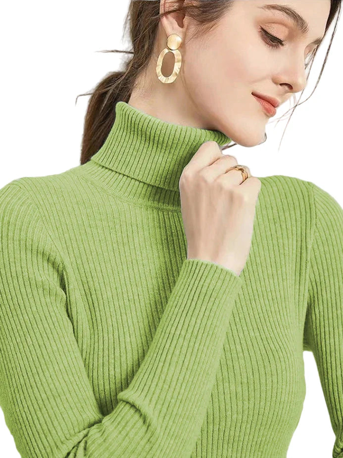 Mjuk, mönstrad damtröja med turtleneck och lång ärm. Perfekt för höstens kalla dagar.