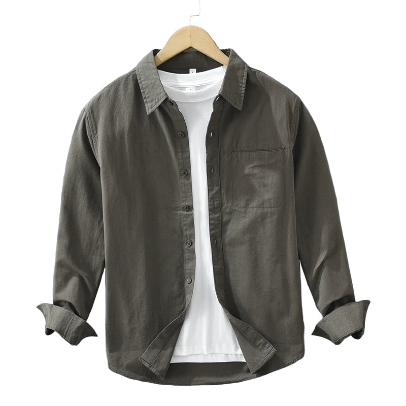 Mjuk militärgrön herrskjorta casual i button-down-modell, perfekt för stilrent vardagsmode.