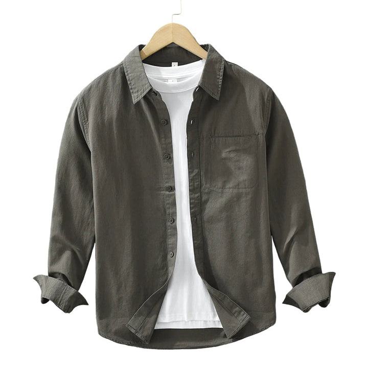 Mjuk militärgrön herrskjorta casual i button-down-modell, perfekt för stilrent vardagsmode.