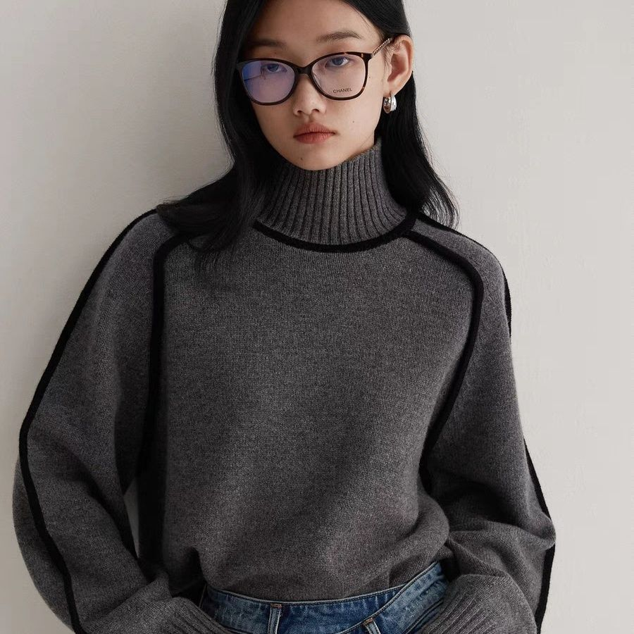 Klassisk dam turtleneck tröja, stickad för optimal värme. Elegant passform, perfekt för vardag och fest.
