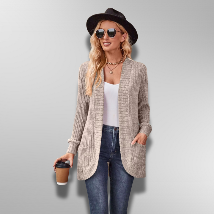 Bekväm ribbad damcardigan med fickor. En elegant vardagströja för damer, idealisk för höstens lager-på-lager.