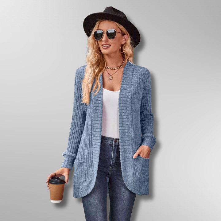 Helkroppsbild av dam i ribbad cardigan. Visar den bekväma passformen och den eleganta stilen för alla tillfällen.