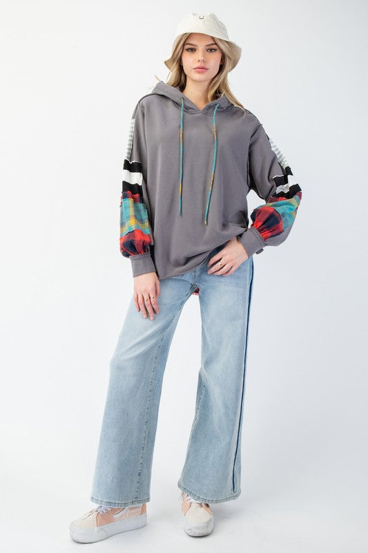Bekväm damhuvtröja med mjukt rutigt tyg, idealisk för fritid och avslappnade outfits. Vardagsstil.