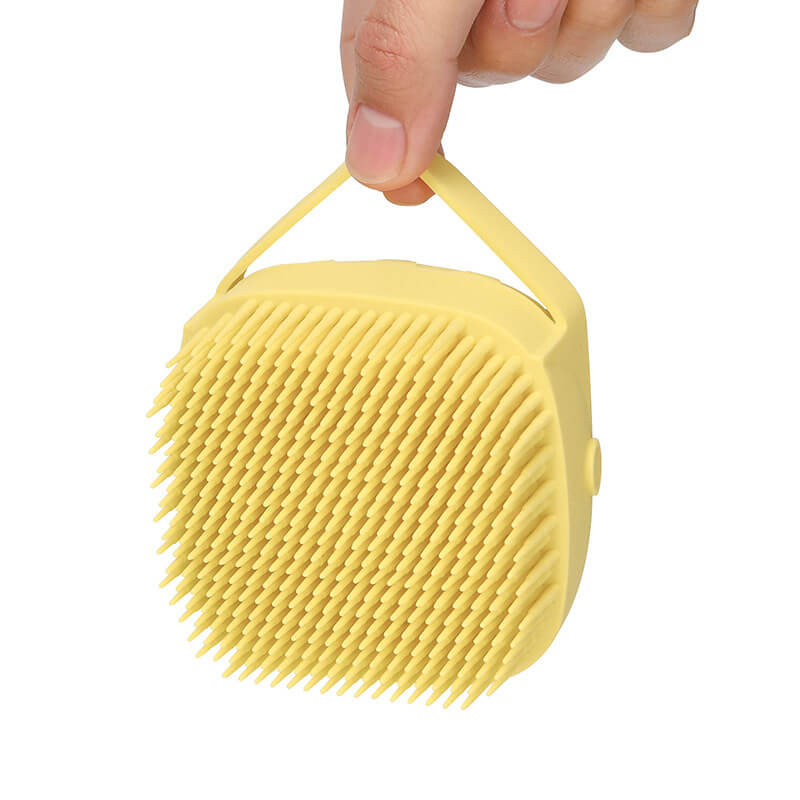 Skonsam kattborste i silikon med dispenser. Perfekt för bad & pälsmassage.