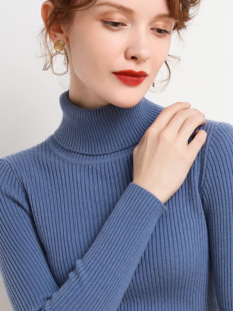 Komfortabel dam pullover i en storlek. Stilren stickad tröja för vardagslook och vintermode.