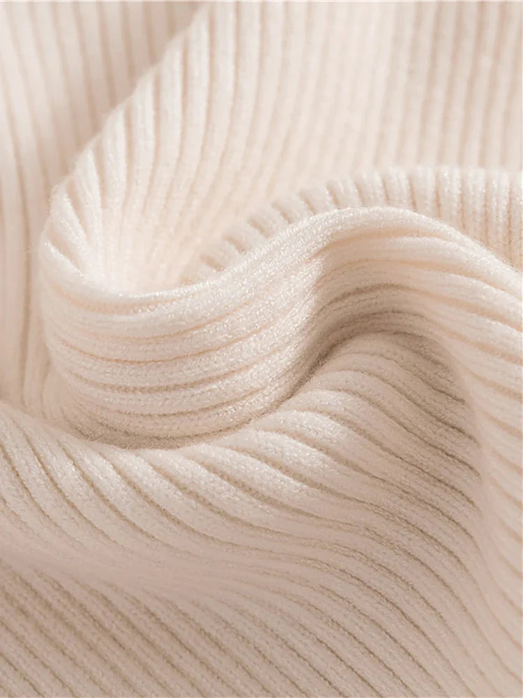Varm dam turtlenecktröja. Mjuk stickad pullover som är perfekt för kalla dagar och höstmode.
