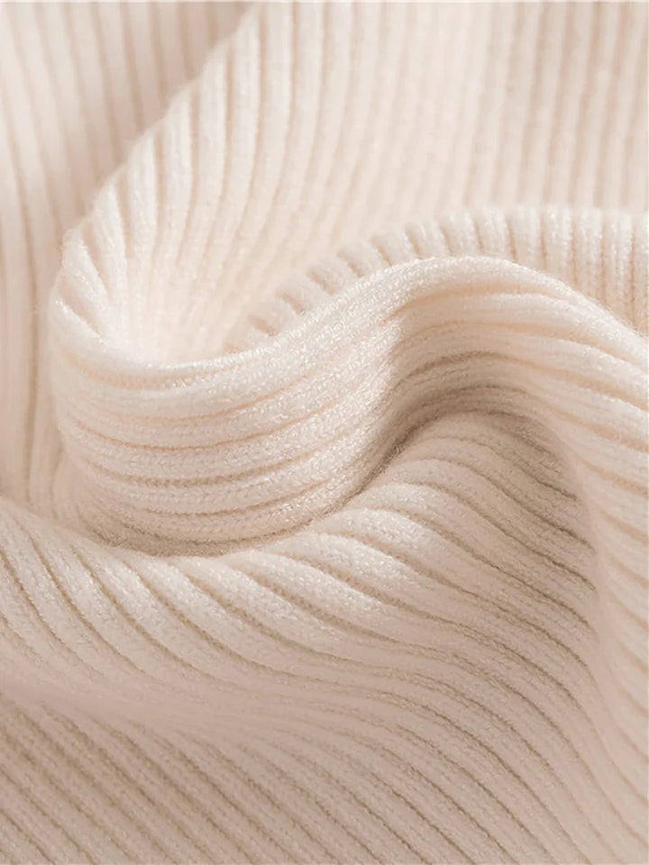 Varm dam turtlenecktröja. Mjuk stickad pullover som är perfekt för kalla dagar och höstmode.