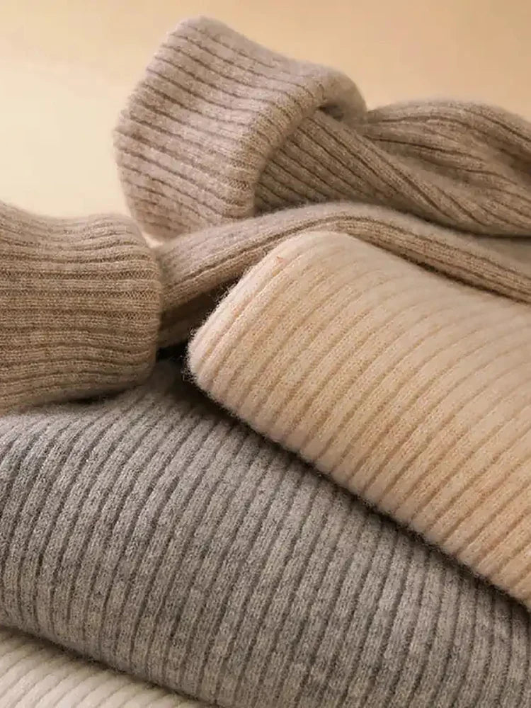 Mjuk damtröja med turtleneck. Stilren pullover för höstmode och vinterkläder, en storlek.