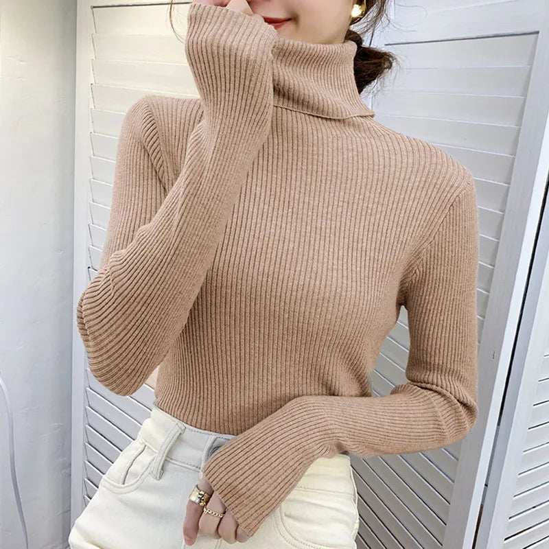 Stilfull pullover för kvinnor. Mjuk stickad tröja med hög krage för höst- och vinterkomfort.