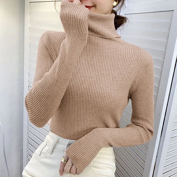 Stilfull pullover för kvinnor. Mjuk stickad tröja med hög krage för höst- och vinterkomfort.
