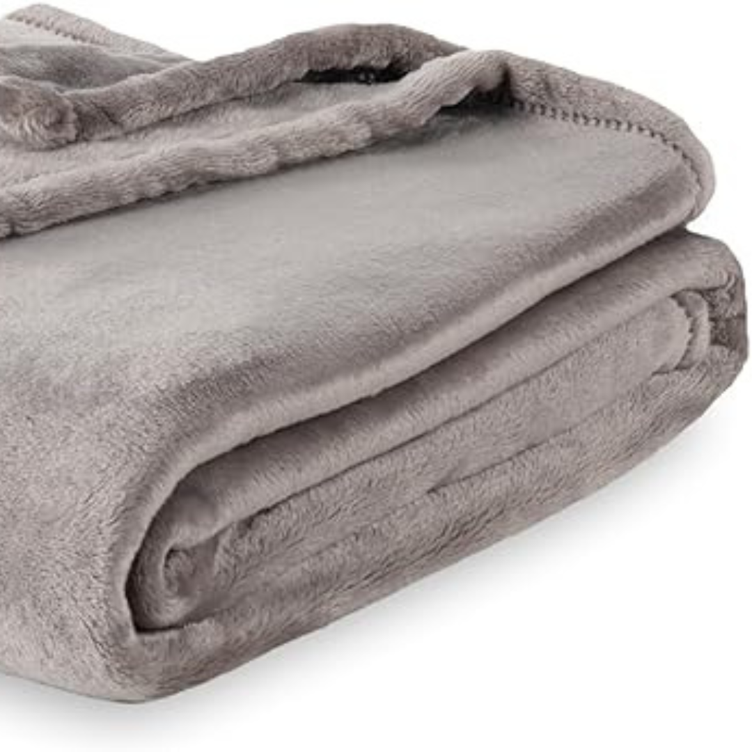 Mjuk varm korallfleecefilt i beige för mysiga hemmakvällar i vardagsrummet.