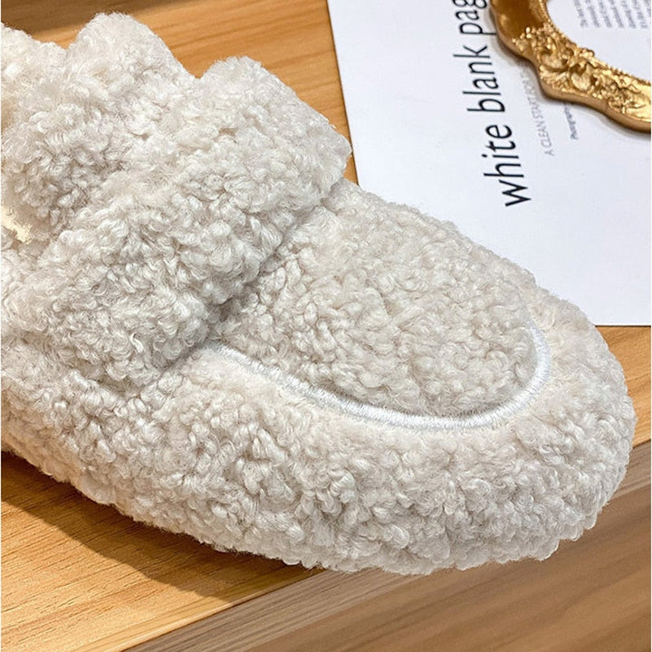 Bekväma kvinnors tofflor i pluche med antislip, perfekt för avkoppling hemma.