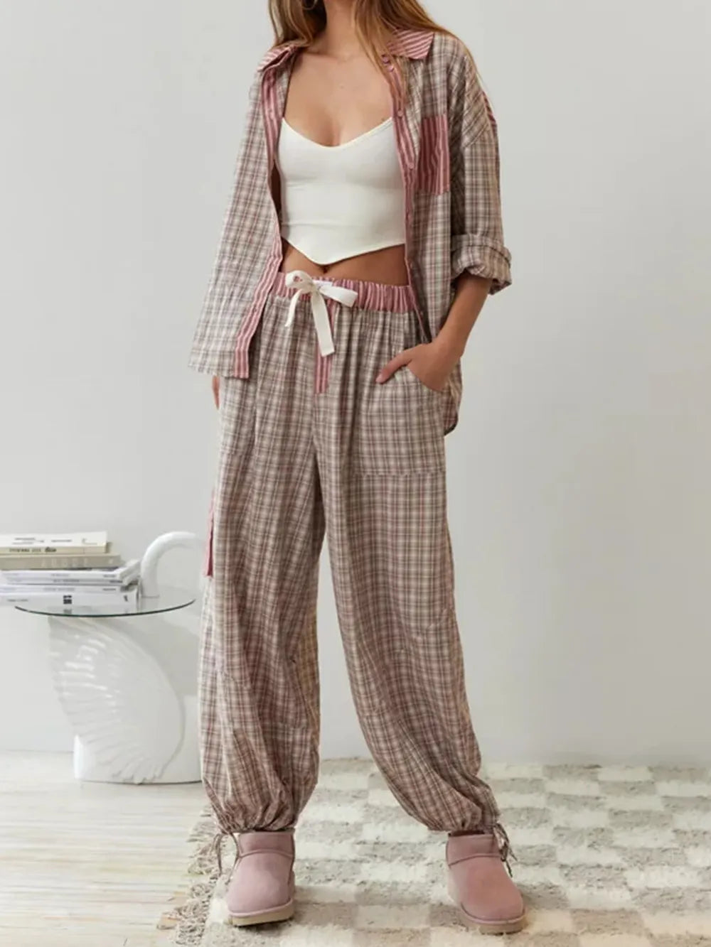 Dam vinterpyjamas i mjuk fleece med fickor. Bekvämt set för avkoppling och varma hemmakvällar.