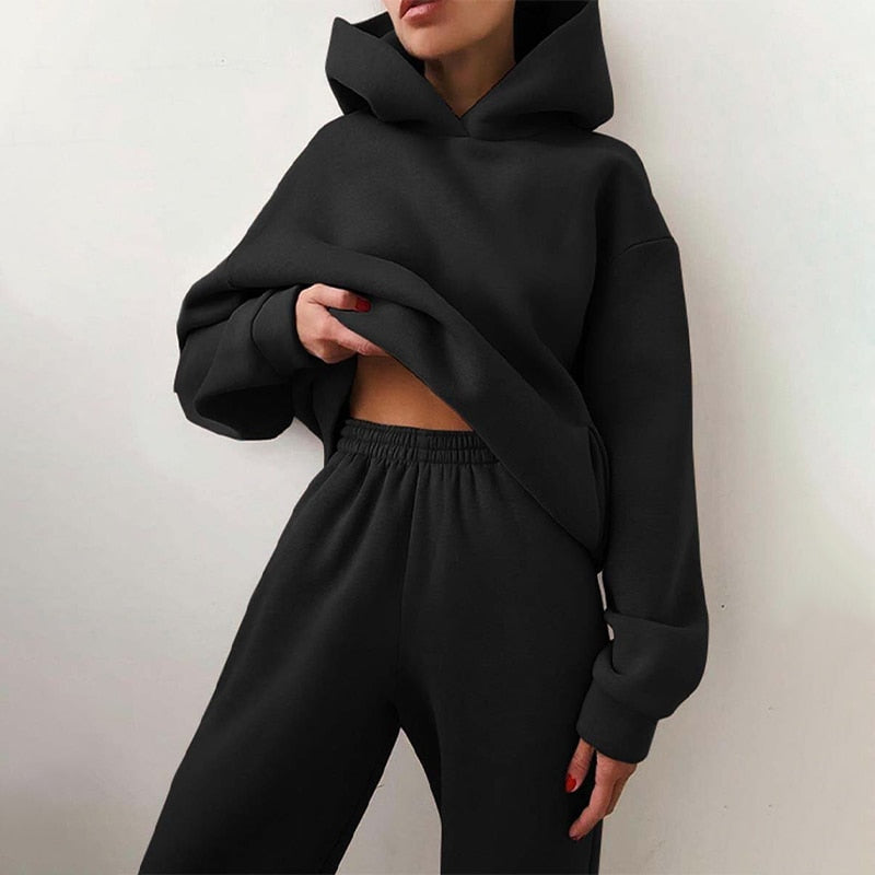 Kvinnors bekväma myskläder: mjukt set med hoodie och matchande byxor, idealiskt för hemmabruk.