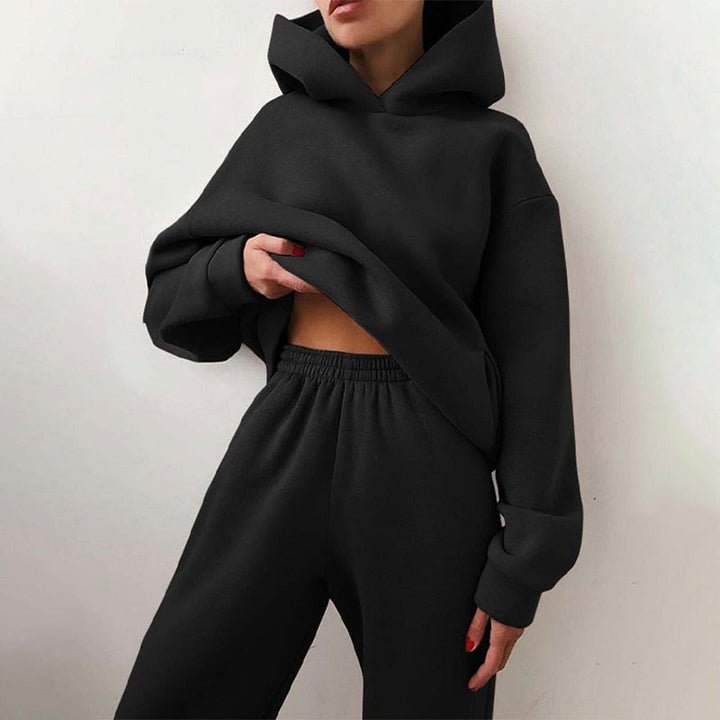 Kvinnors bekväma myskläder: mjukt set med hoodie och matchande byxor, idealiskt för hemmabruk.
