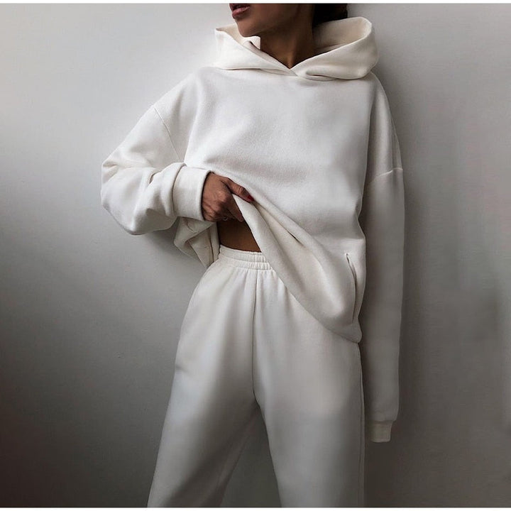 Mångsidigt damset: mjuk hoodie och byxor som fungerar som träningskläder, myskläder eller fritidskläder.