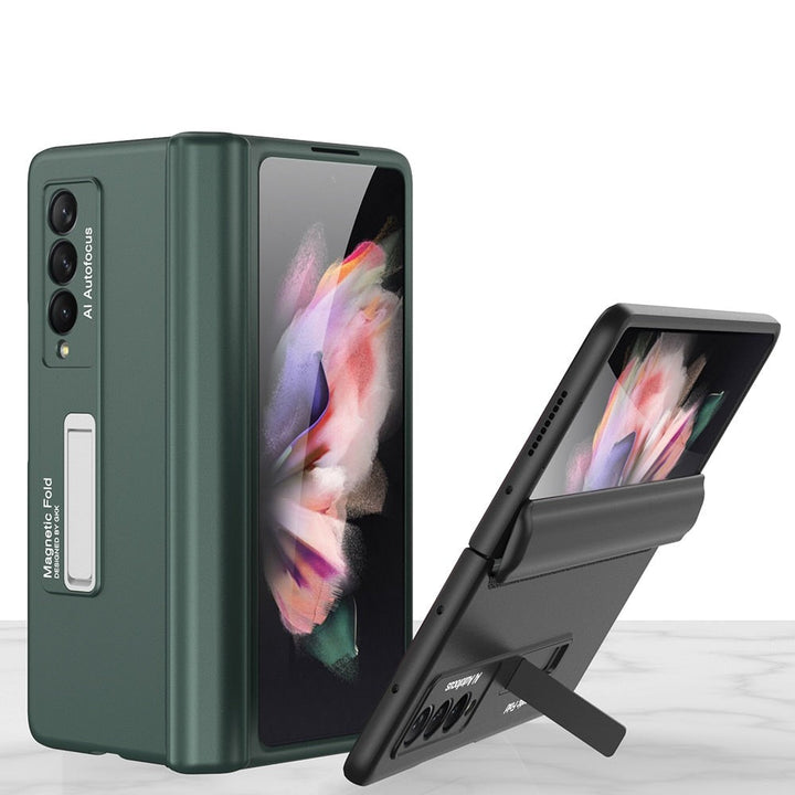 Praktiskt Samsung Z Fold 3 fodral i grått. Skyddar mot stötar med stativ och gångjärnsskydd.