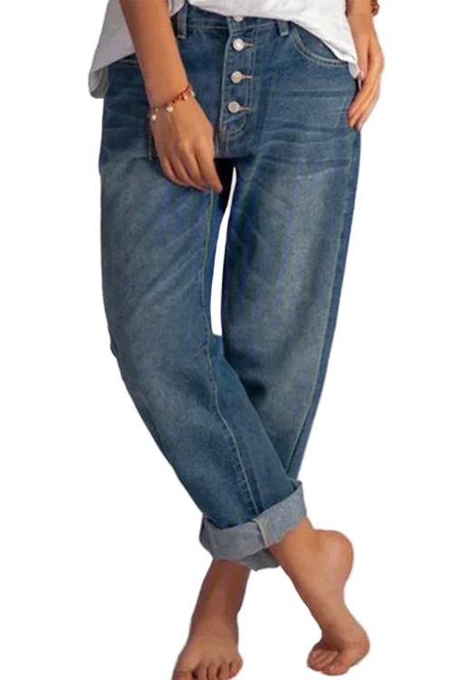 Modell bär avslappnade boyfriend jeans med raka ben och mellanhög midja, perfekt för våren.