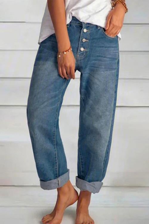 Närbild på textur av kvinnors avslappnade denim jeans med raka ben, bekväma för vardagsbruk.