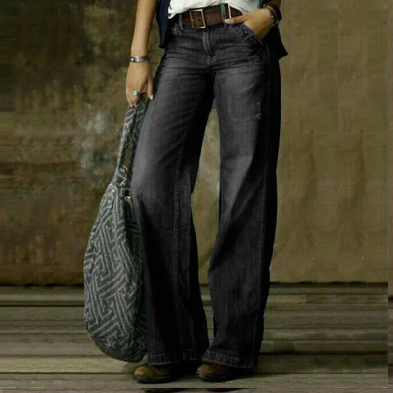 Modell bakifrån i grå vida vintage damjeans med hög midja, casual stil, passform.