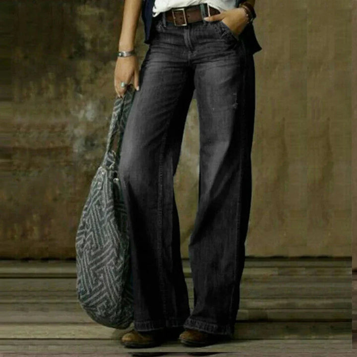Modell bakifrån i grå vida vintage damjeans med hög midja, casual stil, passform.