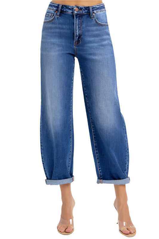 Modell bär högmidjade croppade barreljeans i denim, perfekt för trendig vardagsstil.