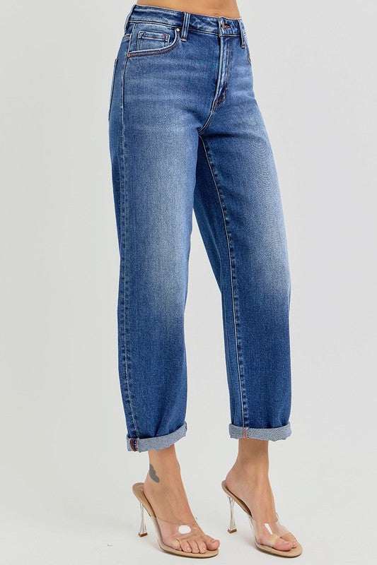 Närbild av blekta högmidjade croppade barreljeans, visar textur och modern passform.