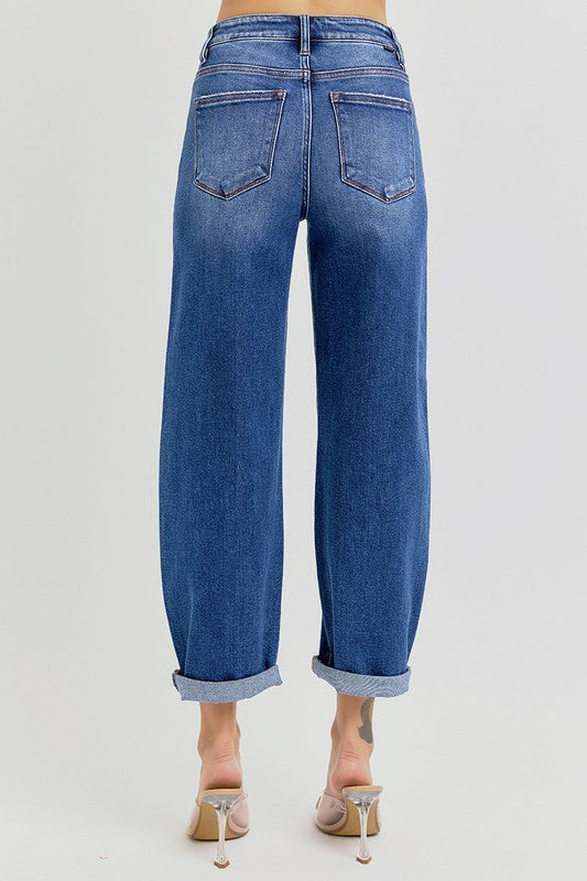 Damjeans: bekväma croppade barreljeans med hög midja i blå denim, redo för mode.
