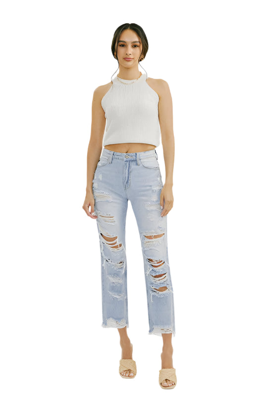 Modell bär högmidjade distressade ljus denim jeans för kvinnor, perfekt för vardagsbruk. Trendiga och smickrande.