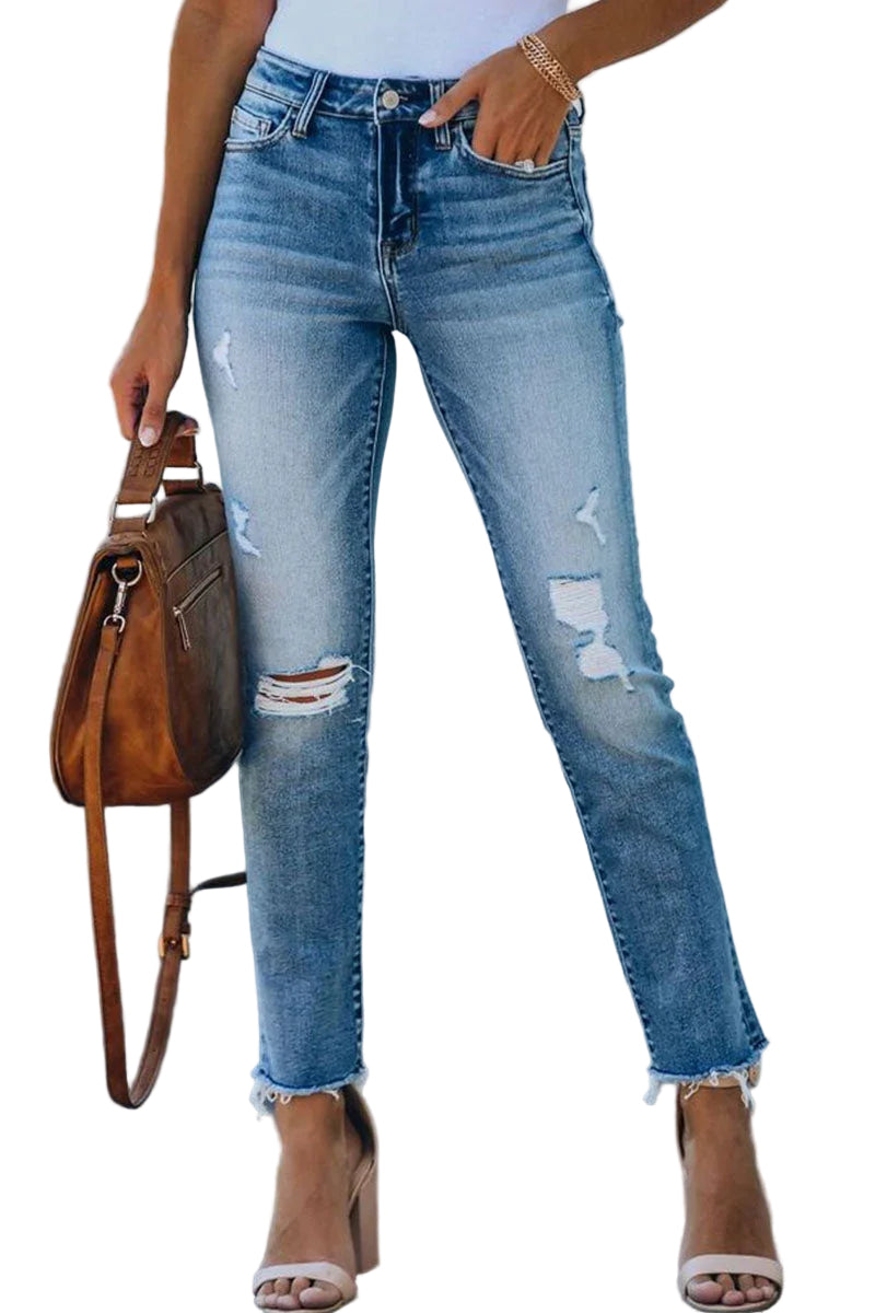 Modell bär raka, blå Kvinnors Raka Ripped Jeans med strategiska revor, framifrån.