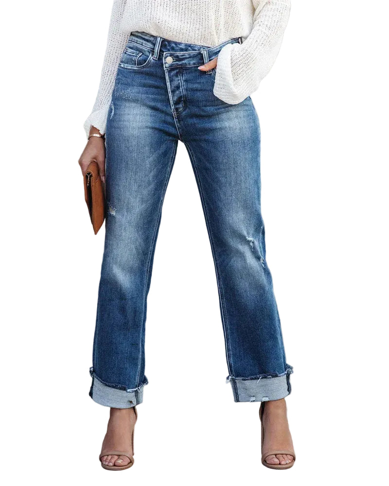 Modell bär raka jeans med hög midja i ljusblått i vardagsmiljö, bekväm passform, höstmode.