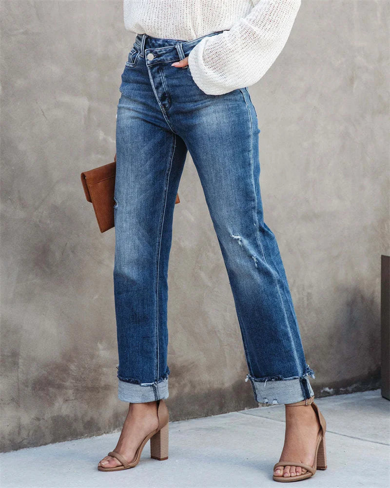 Närbild på textur av stretchiga raka damjeans med hög midja, detaljerade sömmar, kvinnorsjeans.