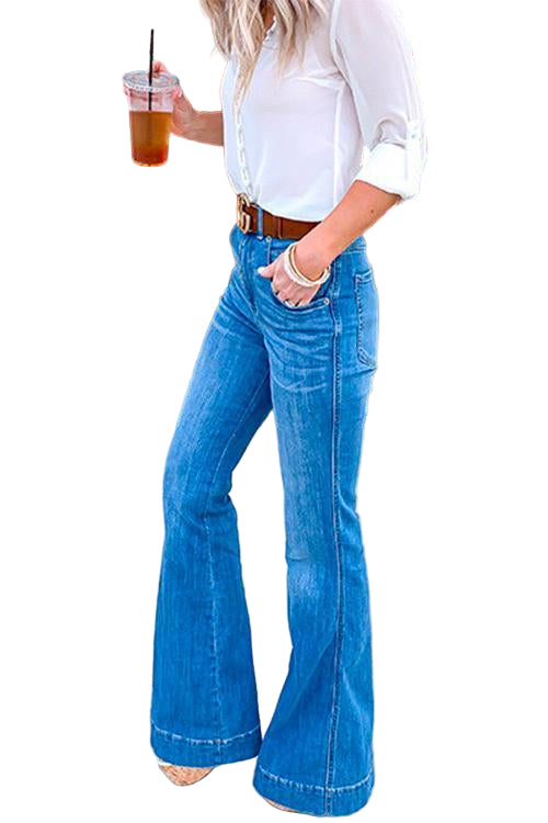 Modell bär svarta distressed flared jeans för kvinnor med hög midja för en avslappnad sommarlook.
