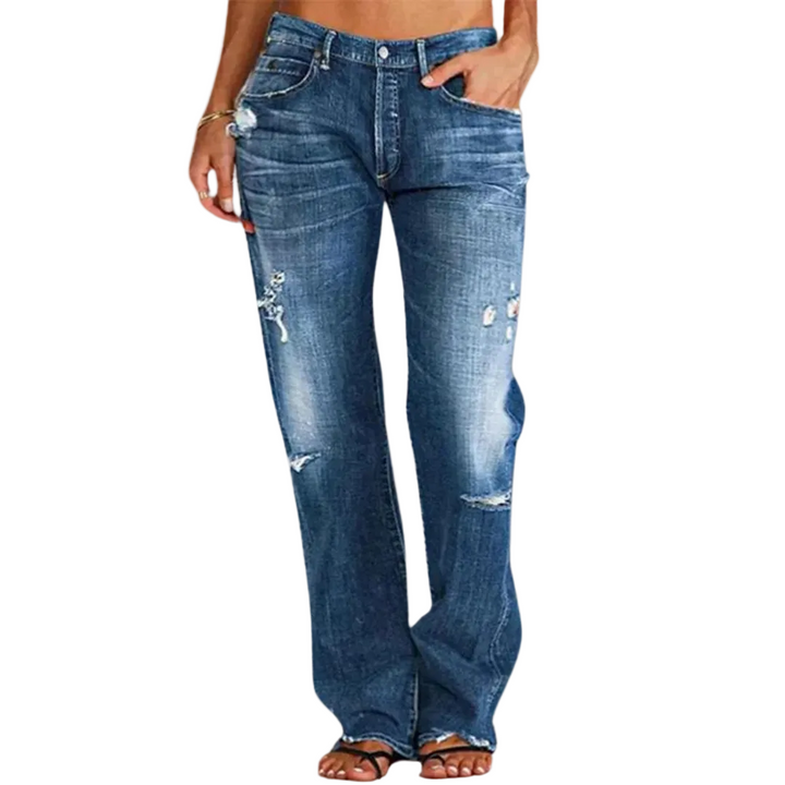 Modell bär svarta stretch jeans med utsvängda ben och låg midja, kvinnors denim.
