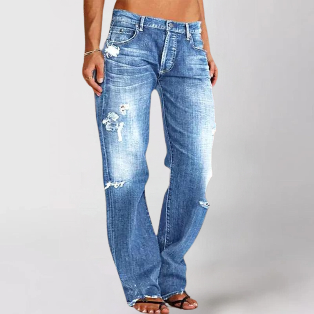 Närbild på ljusblå utsvängda denimjeans, låg midja, perfekt för vardagsbruk.