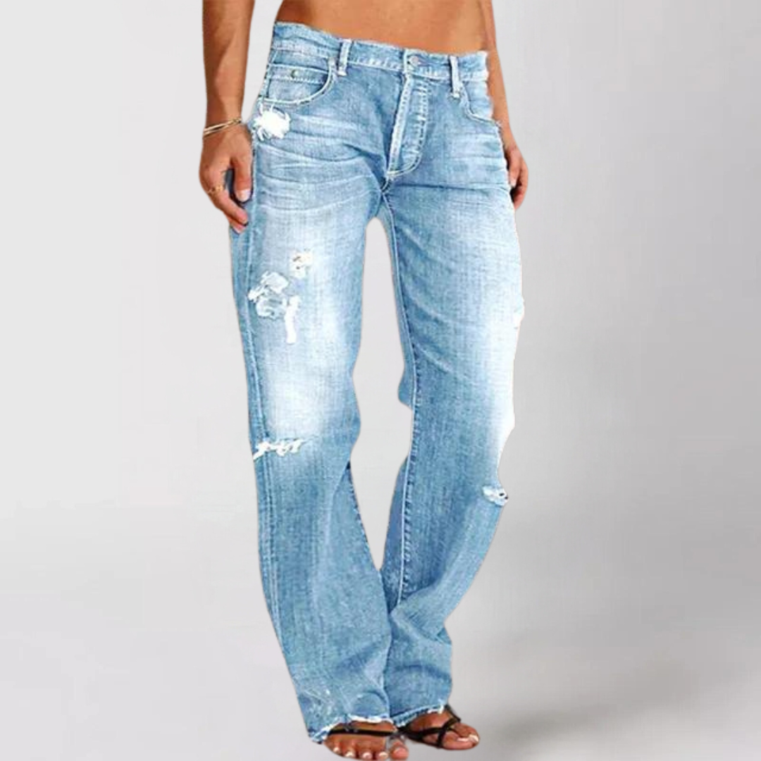 Långskott av kvinnors stretchjeans med utsvängda ben i blå nyans, vardagsjeans.
