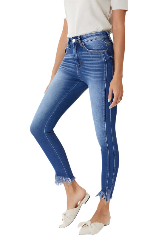 Modell i smickrande svarta skinny jeans med hög midja och detaljerade sömmar i en avslappnad pose.