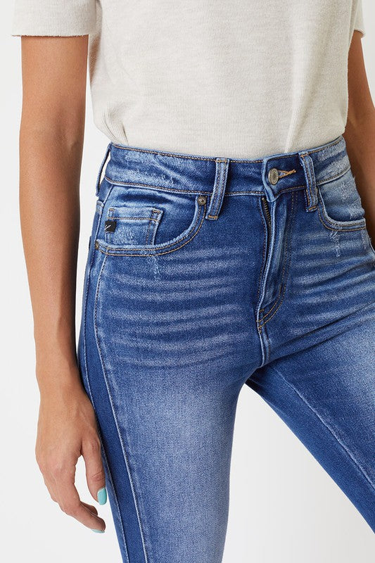 Stilfull kvinna iklädd moderna denim skinny jeans med hög midja och unika sömmar för festkläder.