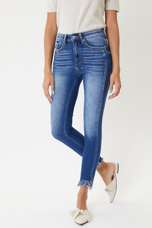 Detaljbild på tyget och sömmarna hos ett par bekväma och stretchiga damjeans med hög midja.