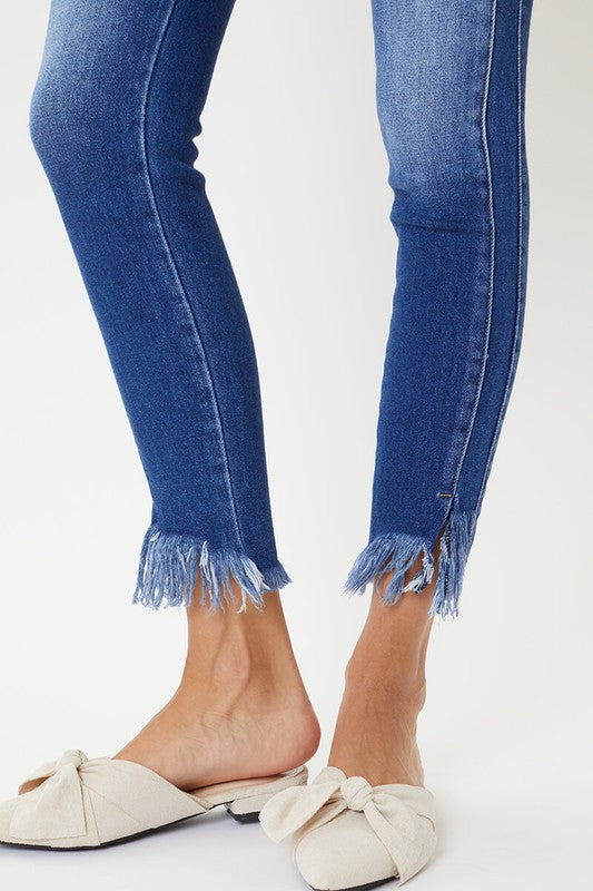 Helsotsbild av dam i en komplett outfit med högmidjade skinny jeans, idealisk för vardagskläder.