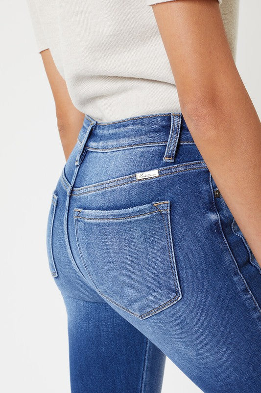 Modell som visar upp de smickrande egenskaperna hos skinny jeans med hög midja och fin sömdetaljer.