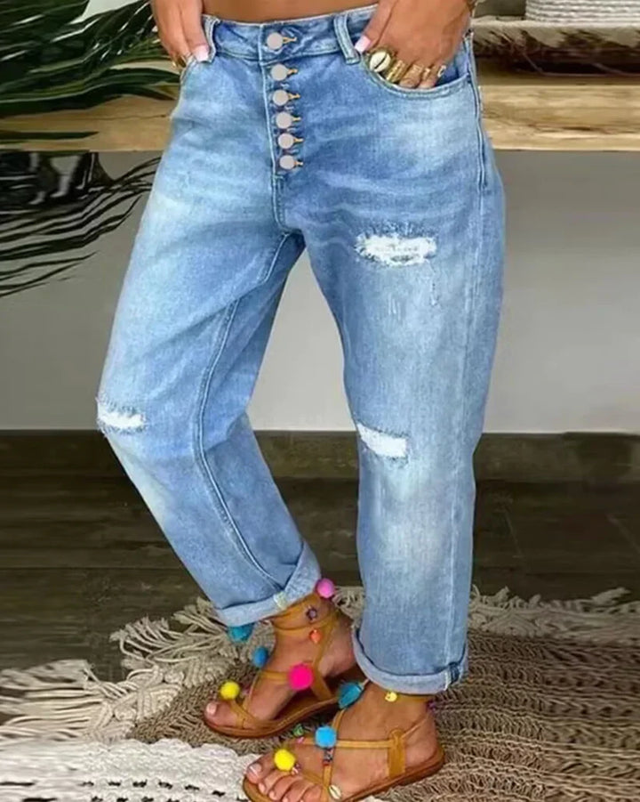 Modell som bär lösa, trendiga damjeans i baggy stil, perfekt för vårkläder och komfort.