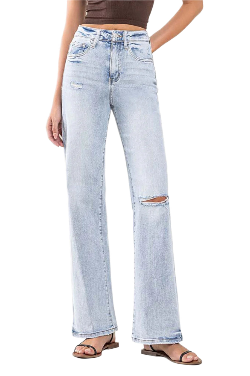 Modell som bär mörkt indigoblå flared jeans med superhög midja, vintageinspirerade för en trendig retrolook.