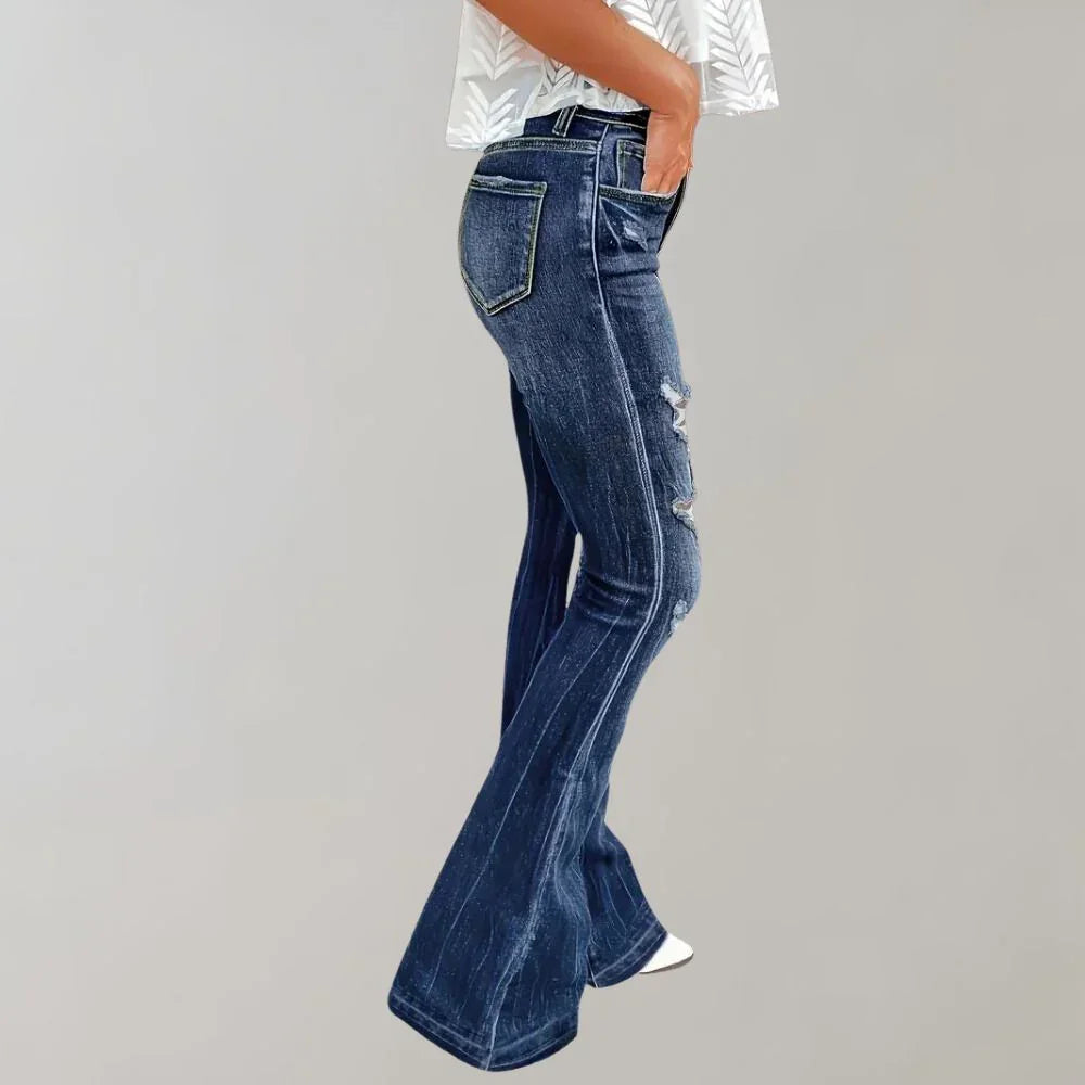 Somriga stretchjeans för dam, hög midja och utsvängda med rippade detaljer, perfekt för vår och sommar.
