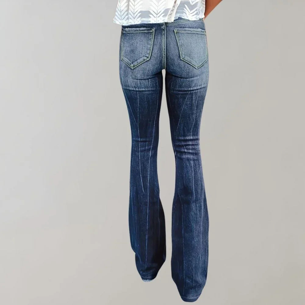 Stilrena damjeans med smickrande hög midja och moderna utsvängda ben, perfekt för en trendig look.