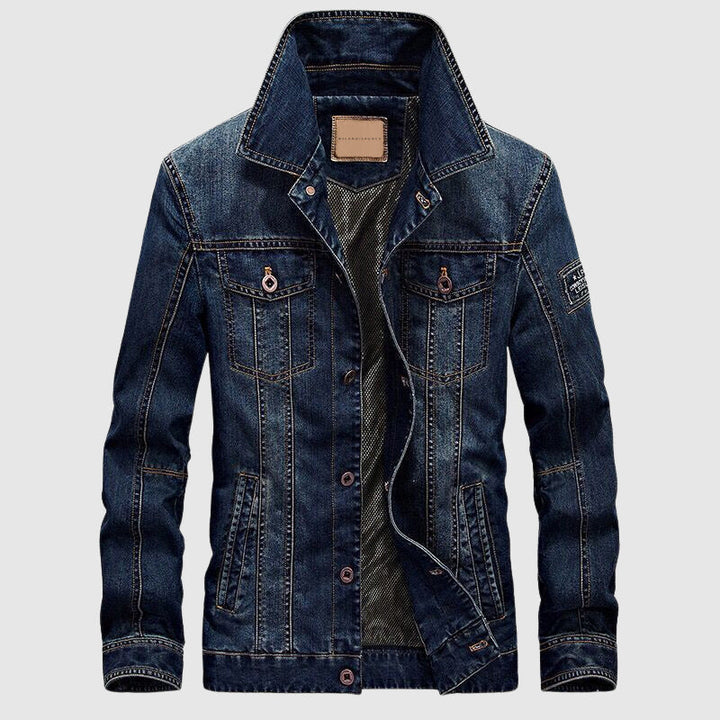 Stilren modern herrjeansjacka i klassisk blå denim. Mångsidig vår- och höstjacka med tidlös stil.