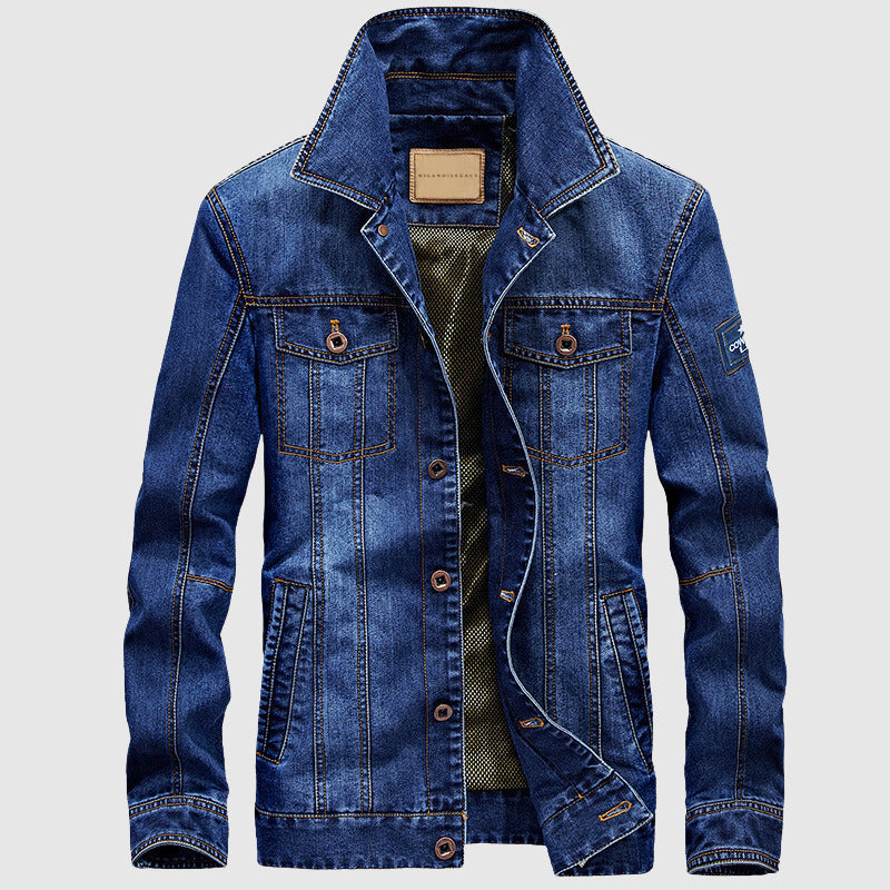 Blå herrjacka i jeansmaterial med flera praktiska fickor, ett bekvämt ytterplagg för modern stil.