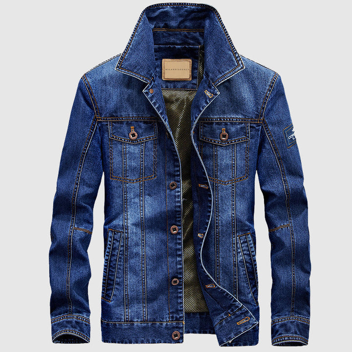 Blå herrjacka i jeansmaterial med flera praktiska fickor, ett bekvämt ytterplagg för modern stil.